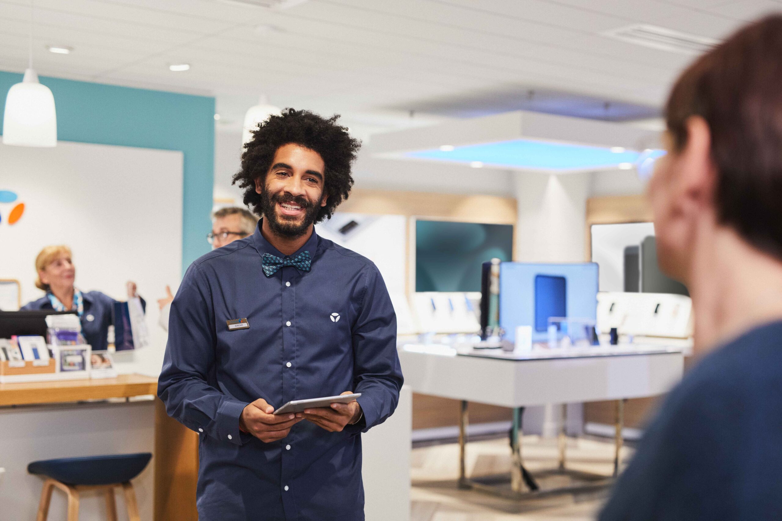 Visuel Bouygues Telecom nos métiers relation client en boutique - 2021