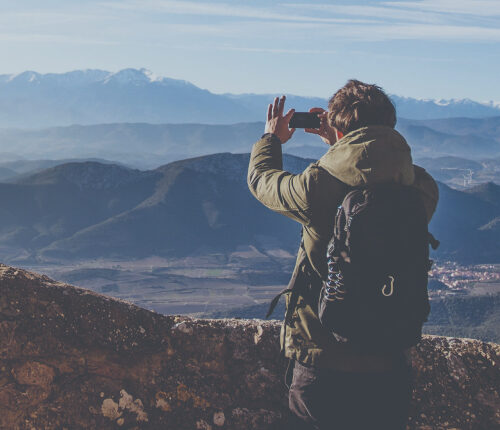 un homme qui prend une photo