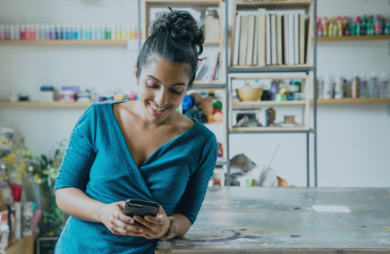 une femme sur son téléphone