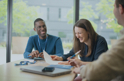Visuel de collaborateurs souriants et discutant