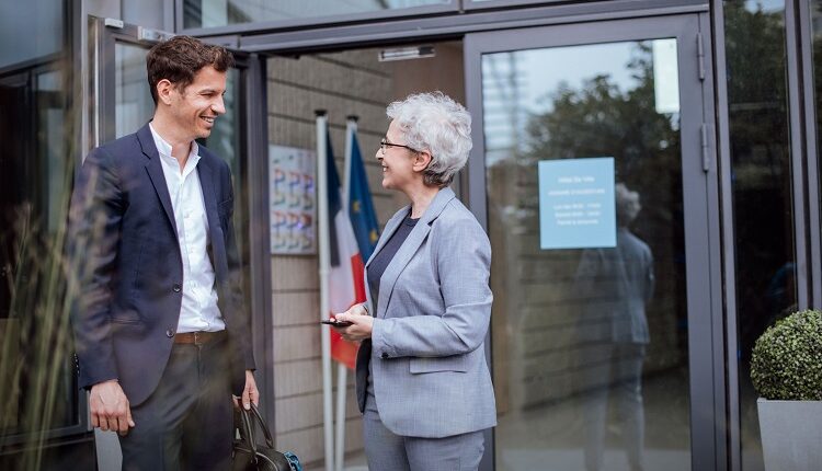 un collaborateur avec la maire