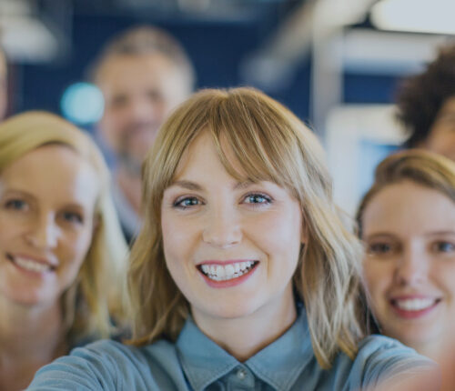 Photo de 3 femmes prenant un selfie