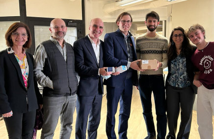 remise de matériel de connectivité à l'association Aïda