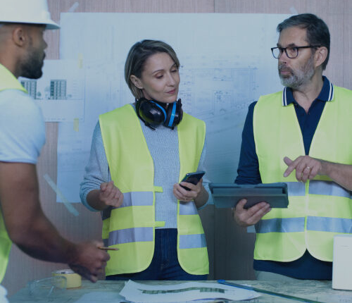 trois techniciens qui discutent