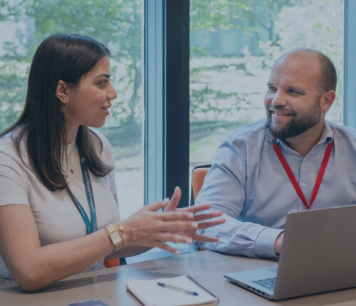 deux collaborateurs qui discutent