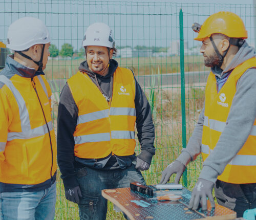 trois techniciens sur le terrain