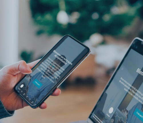 un smartphone et un ordinateur