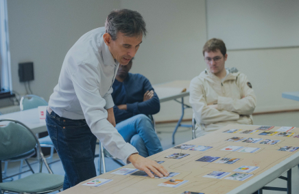 un homme faisant une présentation lors de l'atelier Fresque du Numérique