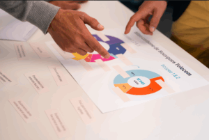 Des participants prennent connaissance d'un document chiffré