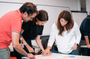 Des participants consultent des documents