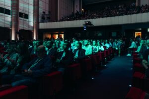 photo de personnes assise dans une salle